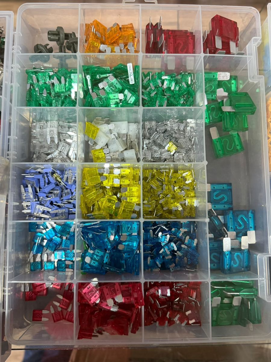 Caja organizadora con fusibles de colores