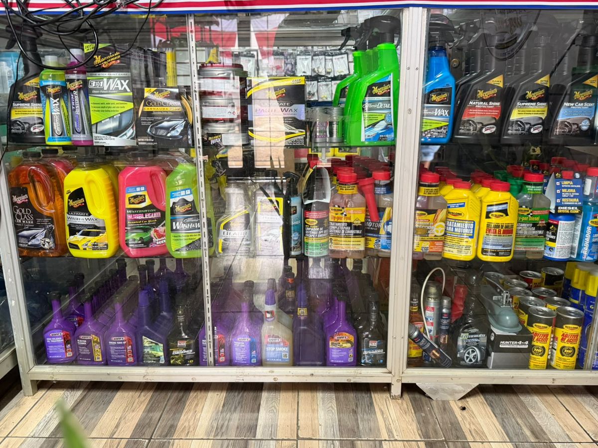 Vitrina con productos de limpieza y cuidado del carro