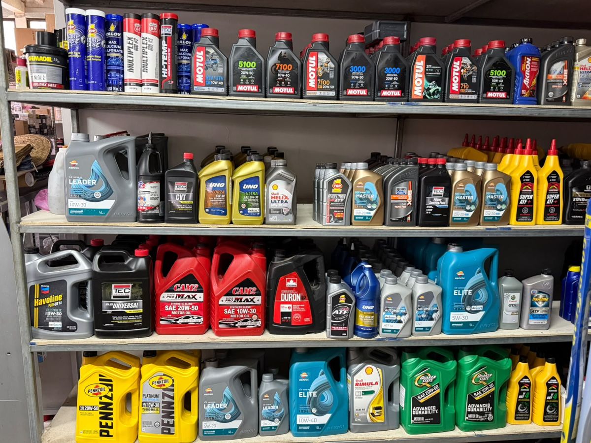 Estante con aceites Pennzoil, Valvoline, Castrol y más