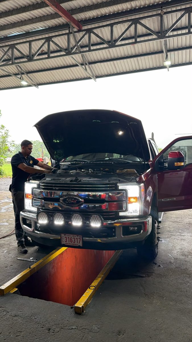 Pickup de frente sobre la fosa, con el mecánico abajo