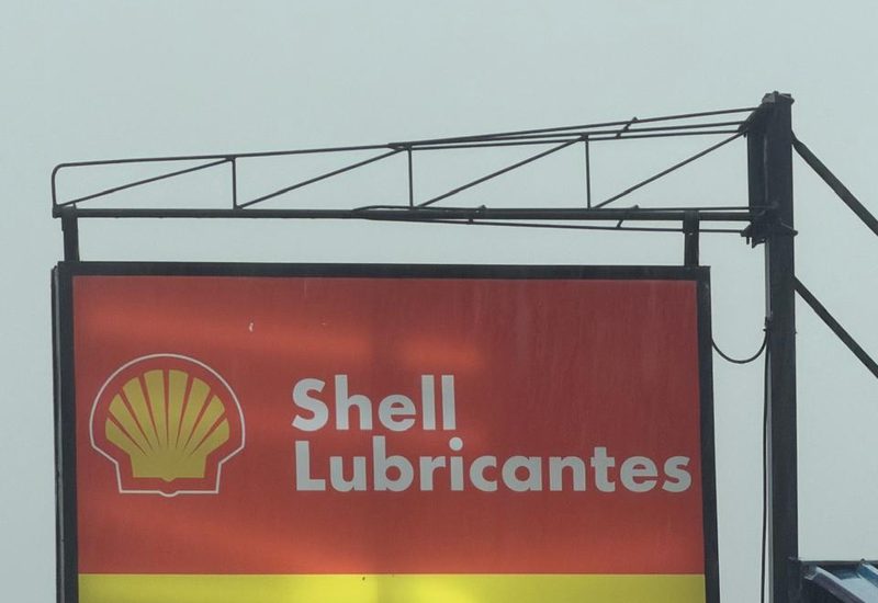 Rótulo de Shell Lubricantes en el local